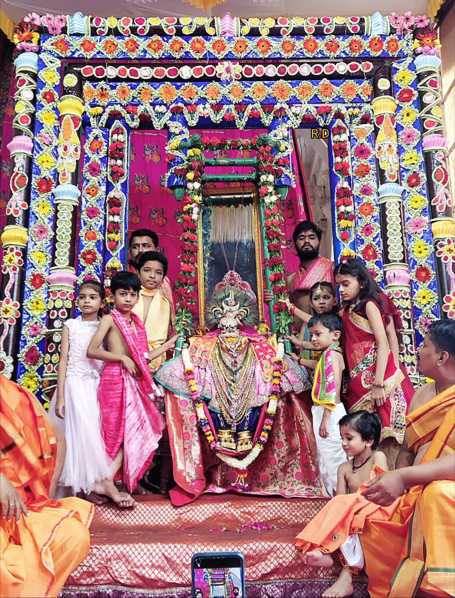 NareshC73826198's tweet photo. આજે કામિકા એકાદશી પર ગ��પાલ લાલજી ફૂલોના સુંદર મોટા હિંડોળે બિરાજમાન થયા છે
જય રણછોડ 🙏 https://t.co/0nSDivrL2R