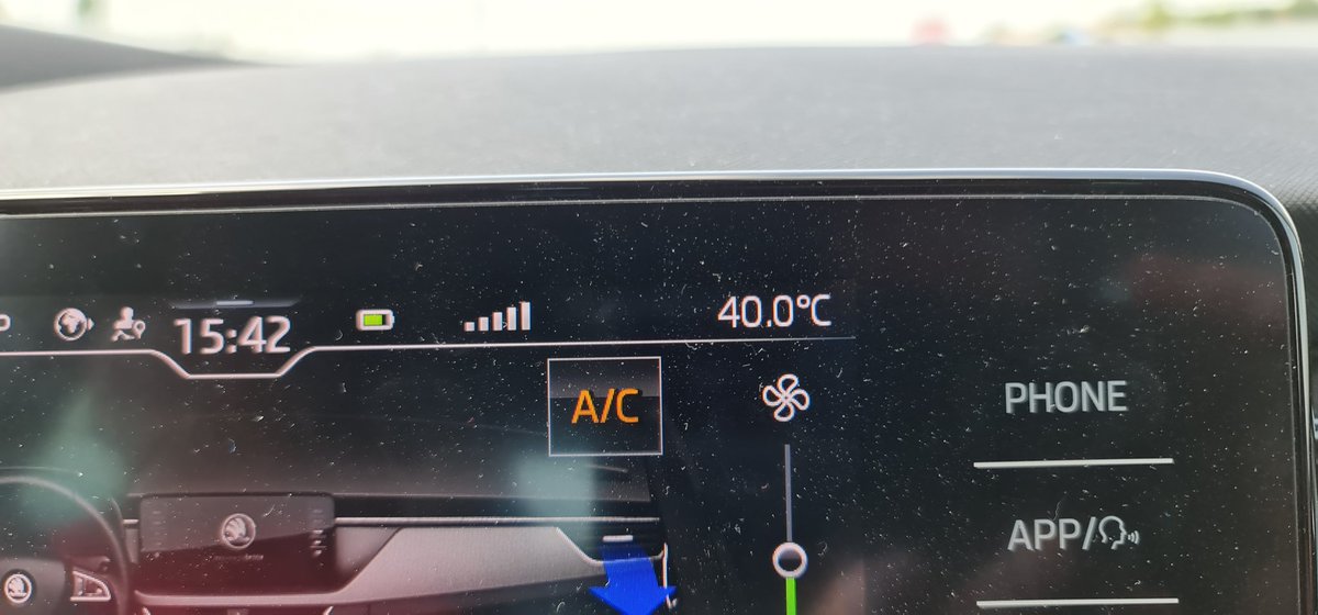 Martin1960's tweet photo. We rijden de 40-graden zone binnen... 😓 #Sandanski #Bulgarije In de auto zelf gelukkig maar iets meer dan de helft https://t.co/z2wYNUkYH6