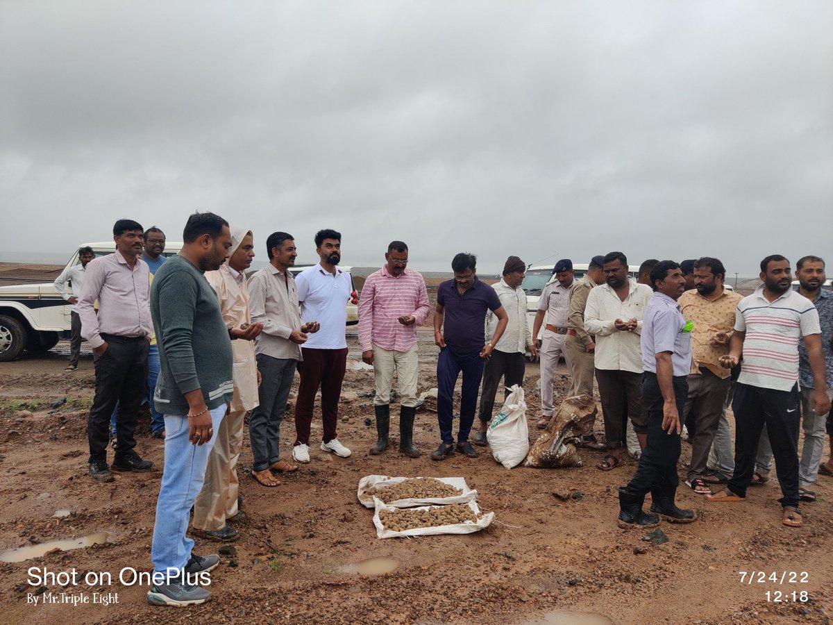 માન.ટીડીઓ સાહેબ ના ઈનીશીએટિવ હેઠળ આજ રોજ GMDC માતાનામઢ ખાતે "આપણું લખપત હરિયાળું લખપત" થીમ હેઠળ તાલુકા ને હરિયાળો બનાવવા માટે સીડબોલ તૈયાર કરી તલાટી મિત્રો, તાલુકા આગેવાનો, GMDC સ્ટાફ સાથે મળી સીડબોલ ધરતીમાતા ને અર્પણ કરવા આવ્યા. 
#મારો_લાખેણો_લખપત <a href="/Sanjay_Uplana86/">Sanjay Uplana TDO</a> <a href="/PNakhatrana/">SDM & Prant Officer, Nakhatrana (Kachchh)</a>