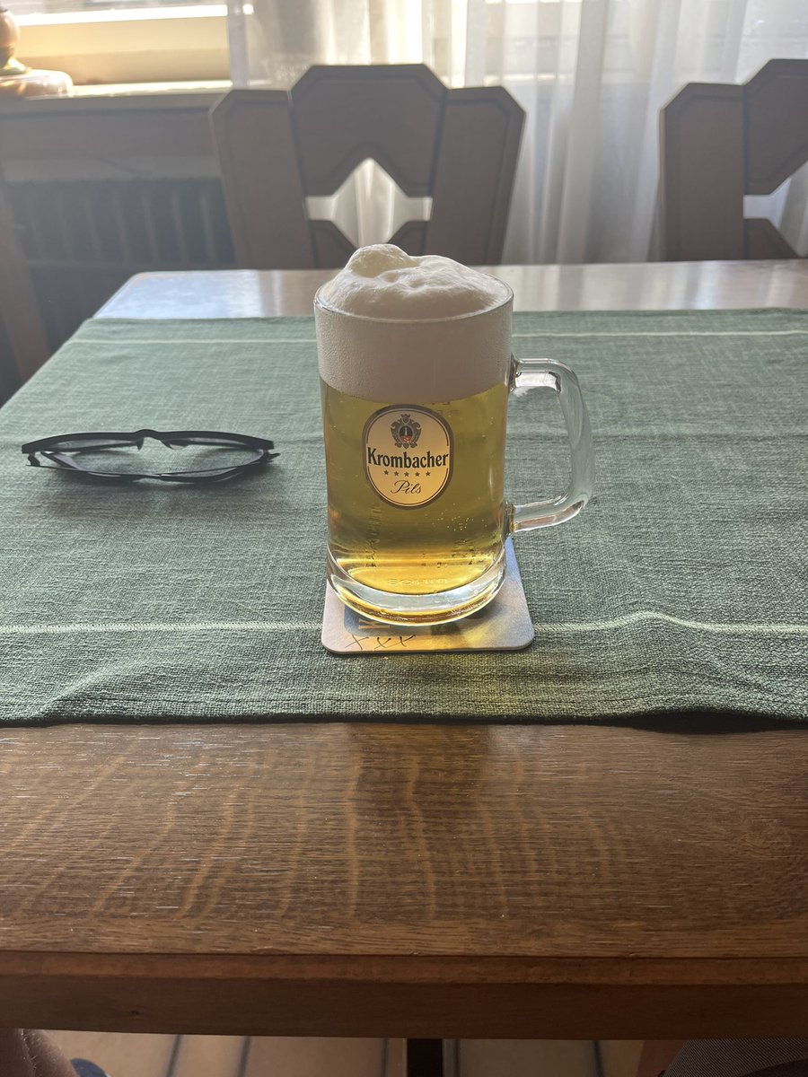 Sitze Kneipe als würde ich Stadtpark chillen