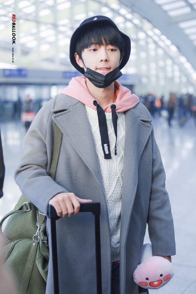 rainsummerr's tweet photo. Sao cái gối cũng trông giống anh ta thế nhỉ
😂😂😂

Tiêu Chiến
#VNXFXloveXiaoZhanx2
#XiaoZhan https://t.co/eHrZ6WR3Sz