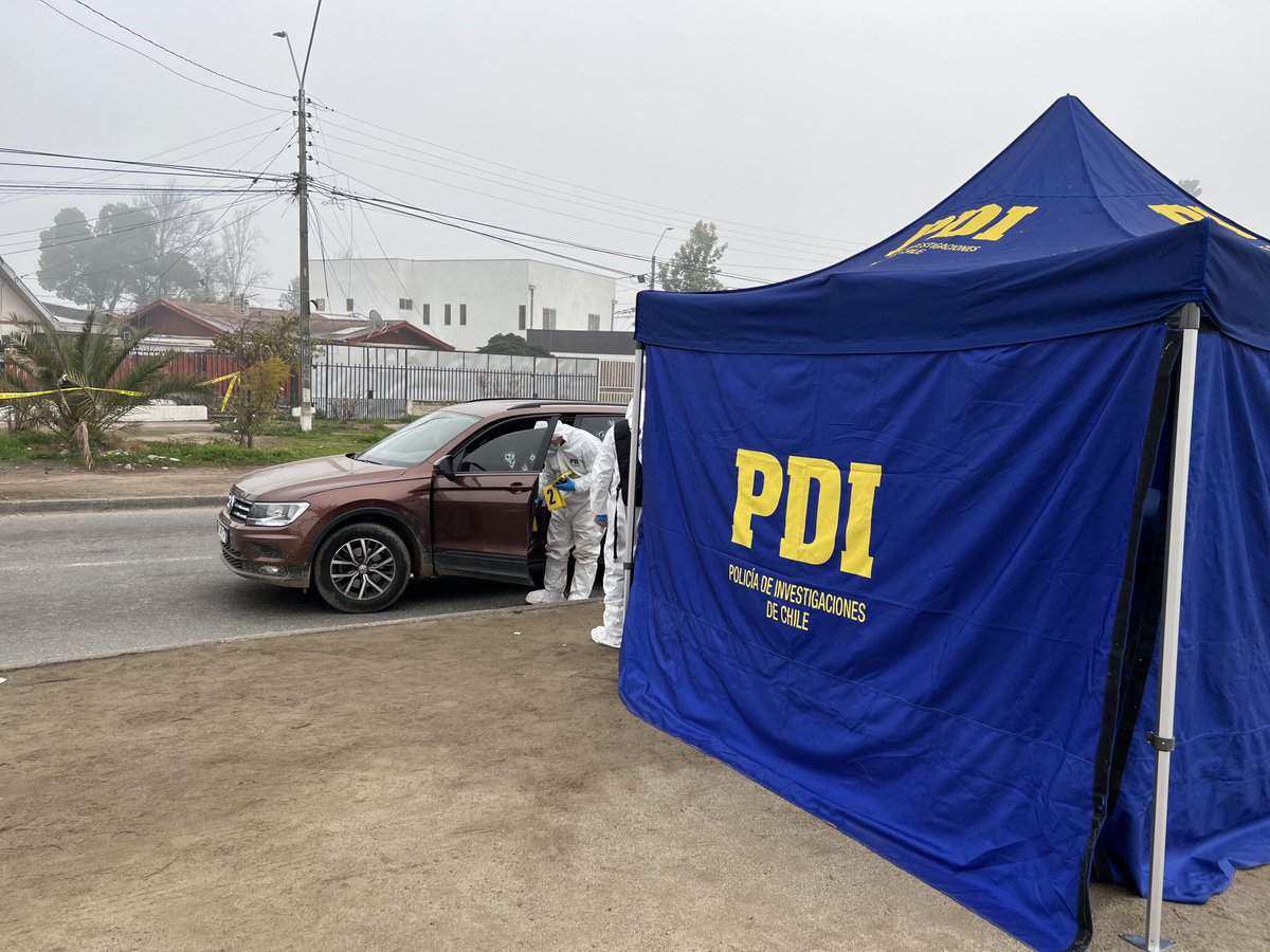 A esta hora, la Brigada de Homicidios #Rancagua, junto al Laboratorio de Criminalística Regional, realiza trabajo en sitio del suceso, por el doble homicidio de dos hombres en avenida República de Chile con Ruta Travesía, en la capital de O’Higgins.
