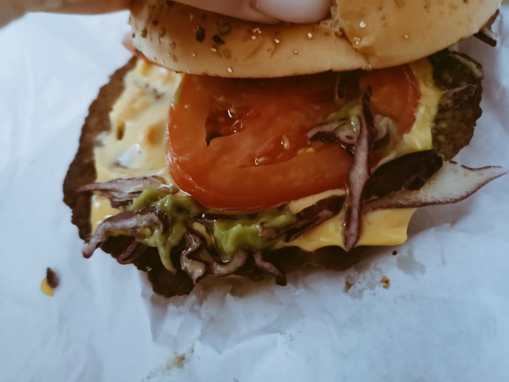 NadolnyManon's tweet photo. Ce soir nous retenons un record de la connerie chez @McDonaldsFrance Villeurbanne Léon Blum.
Je commande un burger veggie, on m'en met un au beauf. Je repasse commande, on me remet de la viande ! C'est une blague ? Je suis végétarienne ! Une honte !

N'hésitez pas à partager. https://t.co/cO3e6ftL98