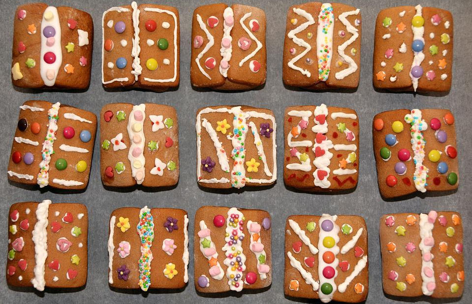 Squares are the easiest form, but one of the appeals of gingerbread is that it can take virtually any shape and it takes all sorts of decorations. worldfoodwine.com/recipe/gingerb…
#gingerbread #cookies #germancuisine #recipes #worldfoodwine