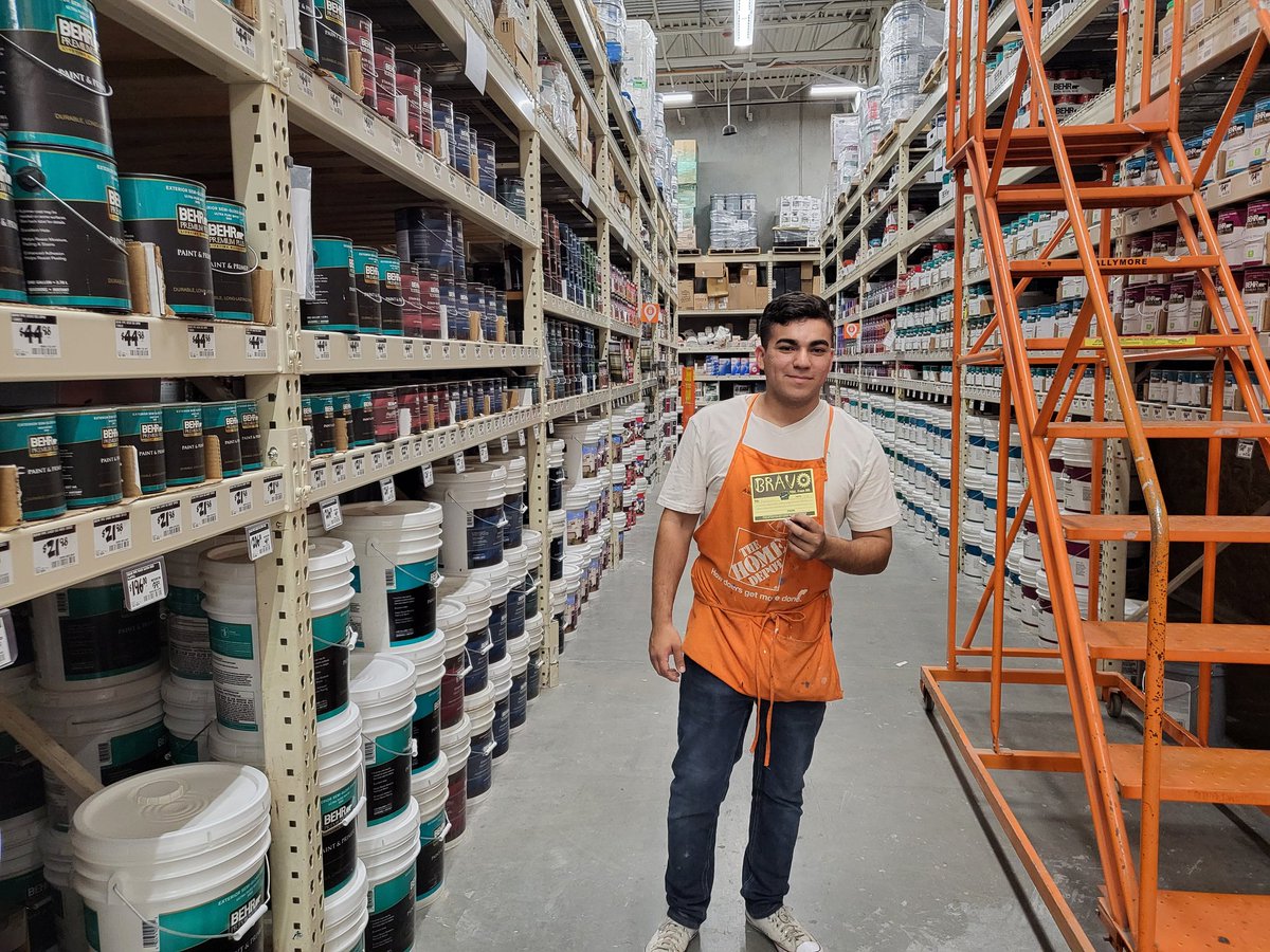 Thank you to this amazing paint associates for loving and taking the pride in the department to make it look amazing 👏 😍