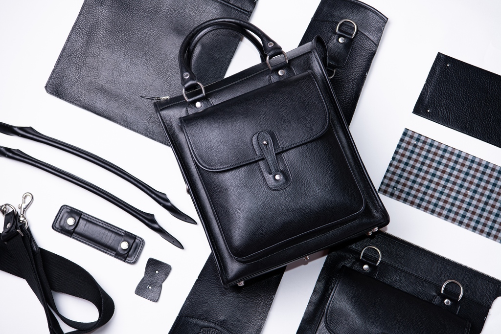 Thoughtfully crafted as a contemporary briefcase that also doubles as a tote, the Overlander No. 3 will comfortably fit your laptop and everyday essentials—all while still having room for more.⁠
____⁠
⁠
Shop the Overlander No. 3: l8r.it/Skcu