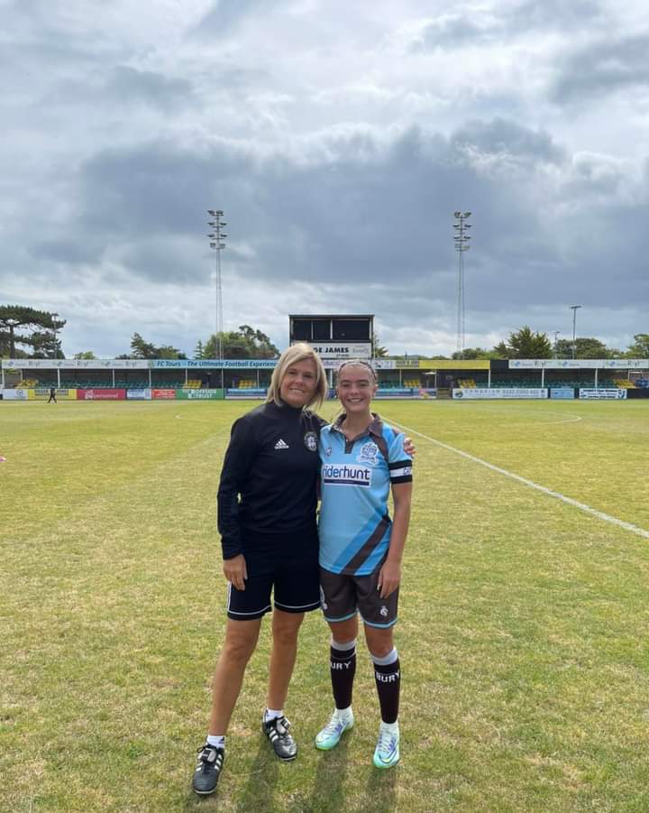 Great to see our eldest @IoneeJamieson back at Bellevue today @rhylfc still enjoying her football with Bury  ,although Mums always know best 😉@JamiesonJoy17 #sunnyrhyl @FootyRhyl