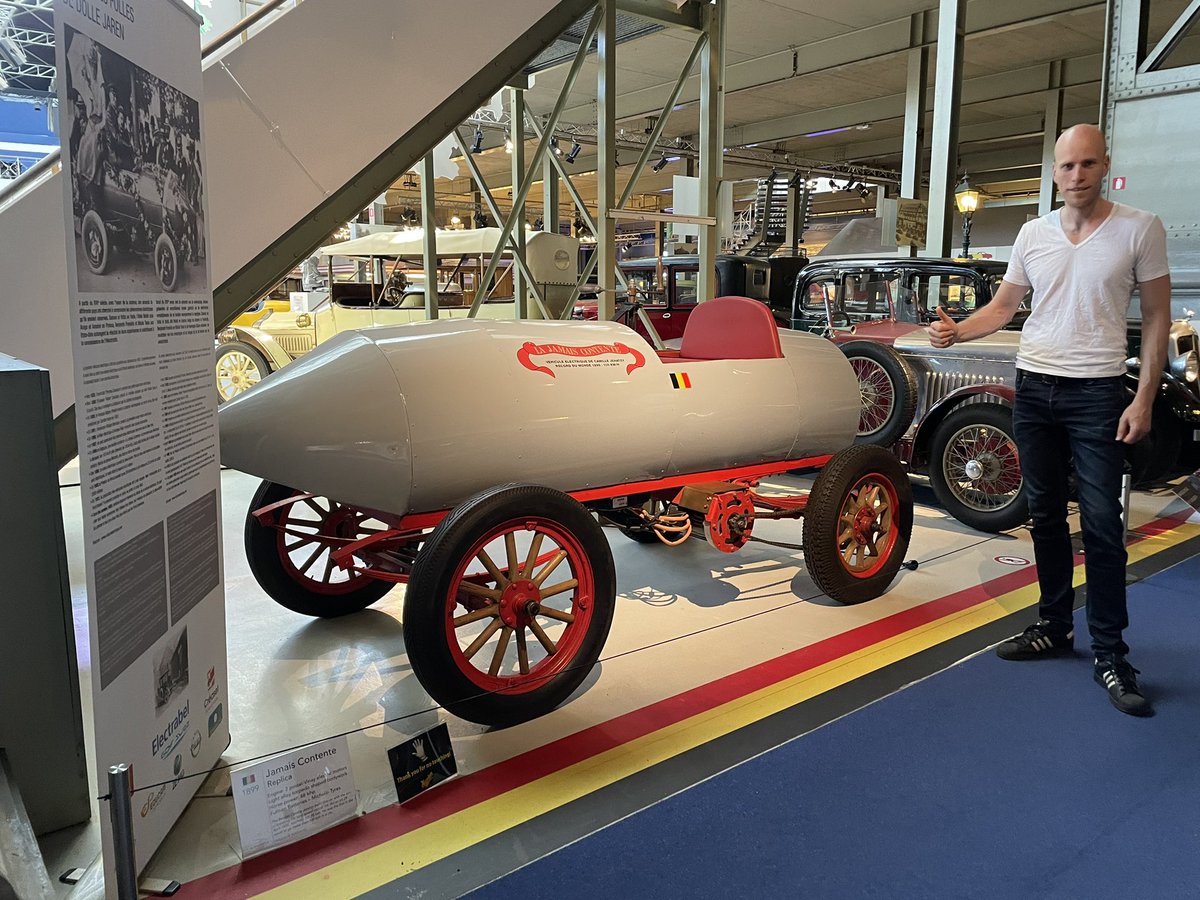 danielkoerhuis's tweet photo. Vandaag Autoworld Brussels. Elektrisch rijden is al lang belangrijk voor de toekomst van rijden. Dit is de eerste elektrische auto uit 1899 die sneller rijdt dan 100 km/u. Goed dat we nu eindelijk doorpakken en elektrisch rijden stimuleren. #zoefzoef #rijdenrijdenrijden https://t.co/SjCbggcHzX
