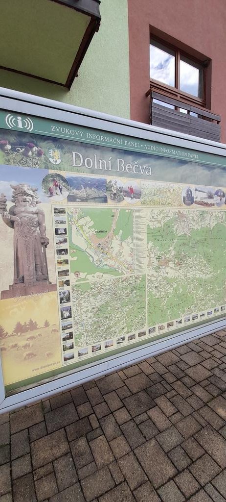 BacovaRoba's tweet photo. U nas na naměsti je aj infocentrum=mapa ať lufťaci vědá kam iť,ten Radegast je naš velky pan,všade inde je socha na oslavu pan tatika Masaryka, my mame Radegasta. Ten ma aj pod čepicú aj hrudnik jak Lojzik co tu skoro všeckym rube dřevo #beskydy #dolnibecva #radegast #sexy https://t.co/CL3EnEdmZh