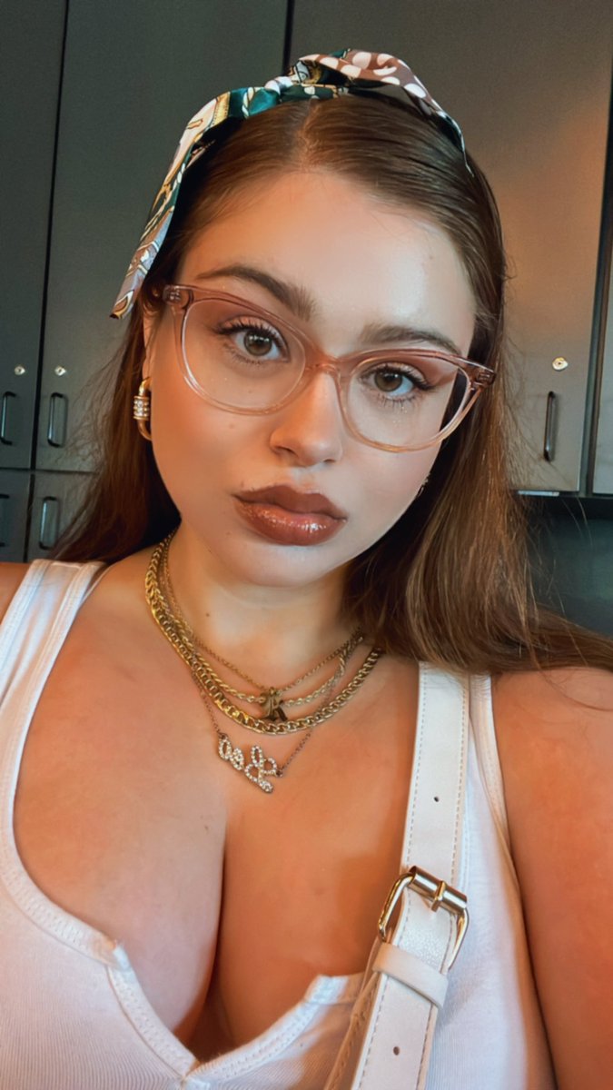 Lilrays_'s tweet image. Little miss gets lipgloss on the blunt 💋