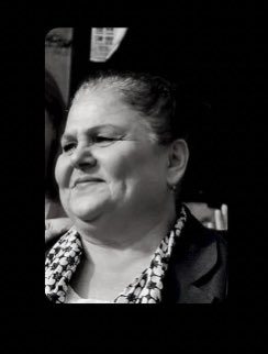 eğitim camiasında elini öptüğüm tek kişiydin Sevgili ablamı kaybetmiş olmanın derin üzüntüsünü yaşıyorum Merhuma Allah'tan rahmet, ailesine ve yakınlarına başsağlığı dilerim