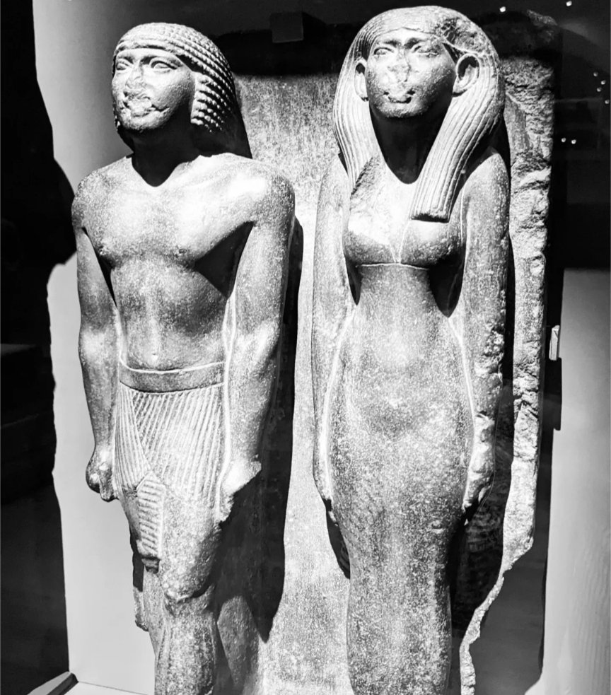 EgyptMcr's tweet image. Eeek - thrilled to see this wonderful sculpture last month @museelouvre, a really rather unusual dyad - or pair - statue from the 25th Dynasty, imitating the Old and Middle Kingdom conjugal forms chiefly associated with the tomb. Ostentatious archaism at its best #statueSunday