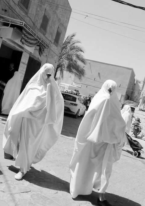 DanGamboaB's tweet photo. Ghardaia, Argelia.
Vejer de la Frontera, España.

Ambos pueblos separados por miles de kilómetros con una tradición en común: las mujeres solo pueden estar en la calle con un ojo descubierto. https://t.co/zTP25Zvn1i