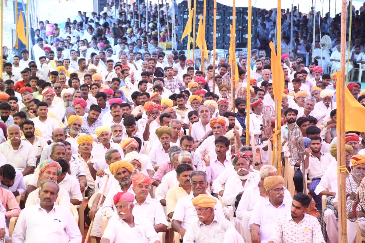 Shri_PF's tweet photo. जिसमें संघ के संरक्षक माननीय भगवान सिंह रोलसाहबसर का भी आशीर्वाद प्राप्त हुआ।समारोह के बाद 11 सूत्री मांग पत्र सर्वसम्मति से सरकार के नाम जिला प्रशासन को दिया गया।
कार्यक्रम में जिले के सभी जाति समाजों के हजारों लोग उपस्थित हुए। 2 https://t.co/SMkCWovh7V