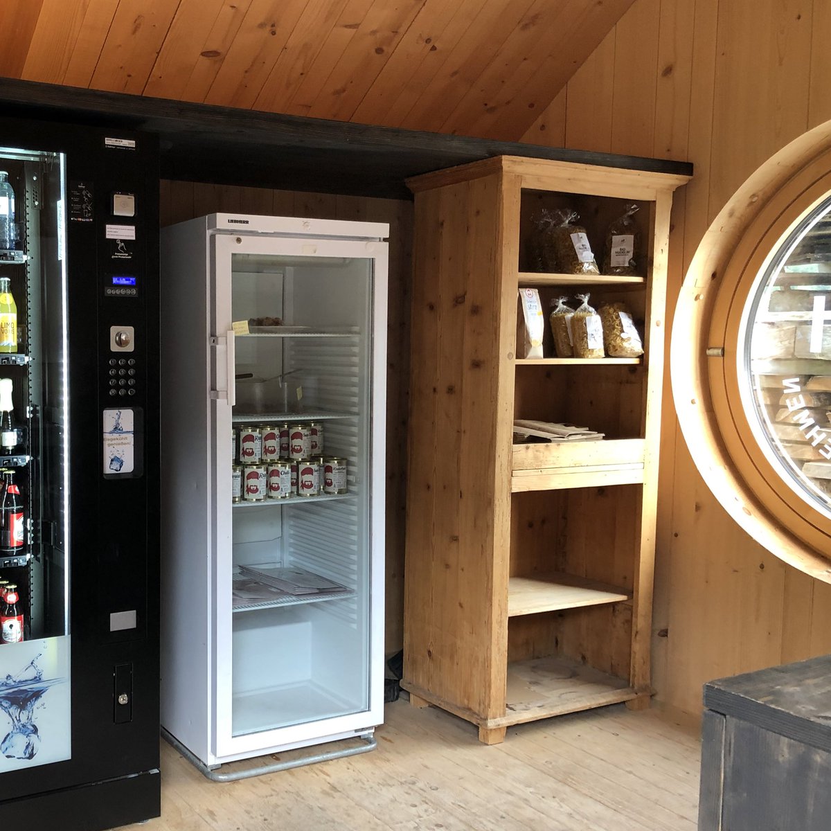 TobiasBringmann's tweet photo. #Selfi: 24/7 Einkauf in #Bezau im #Bregenzerwald 🇦🇹 — topmoderne Holzgestaltung mit Funktionalität verbunden, es gibt frischen Blaubeerkuchen, Chili con Carne, Nudeln, Getränke etc., Vesperplatz inklusive.
Bezahlung via Vertrauenskasse.
Ggü verkauft genauso eine #Molkerei Käse! https://t.co/TS2OiRolsJ