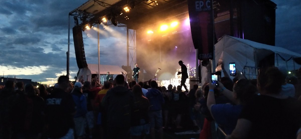 dannya015's tweet photo. And one of my favorites I took of @threedaysgrace after the storm 🤟 https://t.co/B1Fj3izIj5