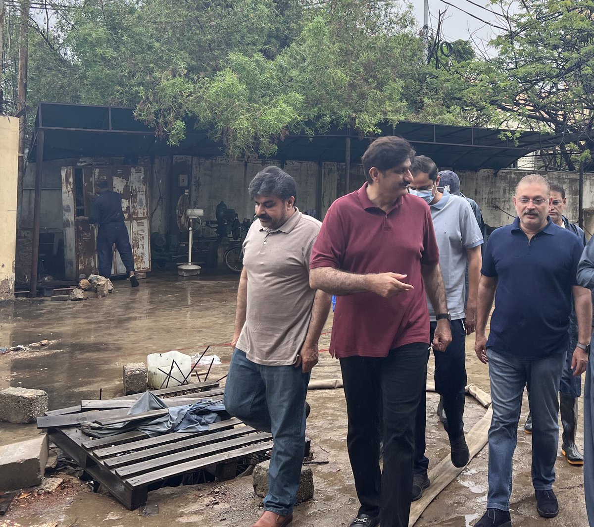 Waqasawanppp's tweet photo. CM Sindh @MuradAliShahPPP along with Administrator #Karachi @murtazawahab1 Ministers  @sharjeelinam @SyedNasirHShah CS, Commissionar, visiting different areas of city Shaheen complex, II Chandigar road, Tower, Kharadar, Baghdadi chouk, Lee market &amp; different areas of  Lyari https://t.co/8Trr3XQDdH