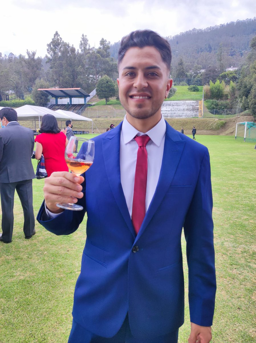 CDAmericaQuito's tweet photo. 📸 | ¡Felicidades Adrián! 👏

Nuestro jugador Adrián Cela se incorporó como Ingeniero en Negocios internacionales, Felicitamos su dedicación y le deseamos mucho éxito en su carrera profesional 💪. 

¡Salud Inge! 🥂

#DelBarrioalContinente
#OrgulloCebollita
#SoyDelAmerica https://t.co/aZkZtdcMug