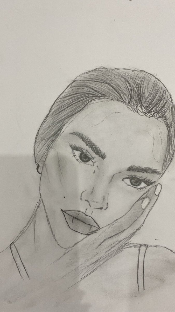 ddnvx_'s tweet image. ماذا لو احبتك رسامة تهوى رسم ملامحِك ؟