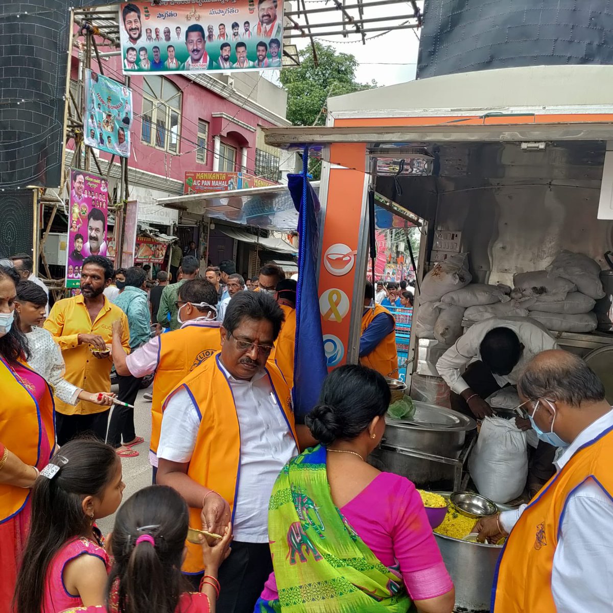 lcidistrict320b's tweet photo. On occasion of our dynamic leader @KTRTRS garu birthday and as part of #GiftASmile initiative, our District LCI 320B conducted Mega Hunger Relief program (Annaprasadam) at Lal Darwaza Mahankali Temple (Bonalu)

Beneficiaries 3000 people 

#HBDKTR #WeServe #LionismForHumanity https://t.co/KHlBE6j3ti