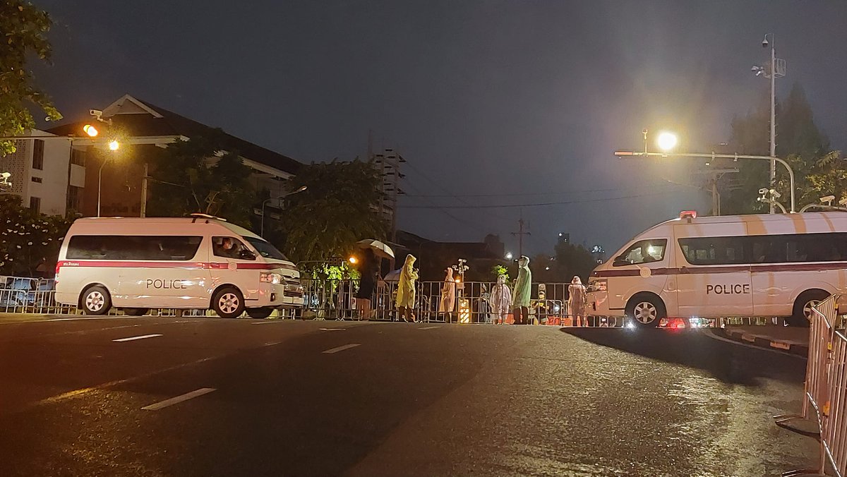 ตร.ปิดล้อม Saveนาบอน นั่งปักหลักประท้วงหน้าทำเนียบ ชาวบ้านยันไม่ถอยจนกว่าภาครัฐทำ SEA ปมสร้างโรงไฟฟ้าชีวมวลในชุมชนนาบอน เมืองนครศรีธรรมราช แม้ล่าสุด จนท.จะมาแจ้งชาวบ้านว่ารัฐบาลจะหารือข้อเรียกร้องวันพรุ่งนี้แล้ว  

.
อ่าน prachatai.com/journal/2022/0…