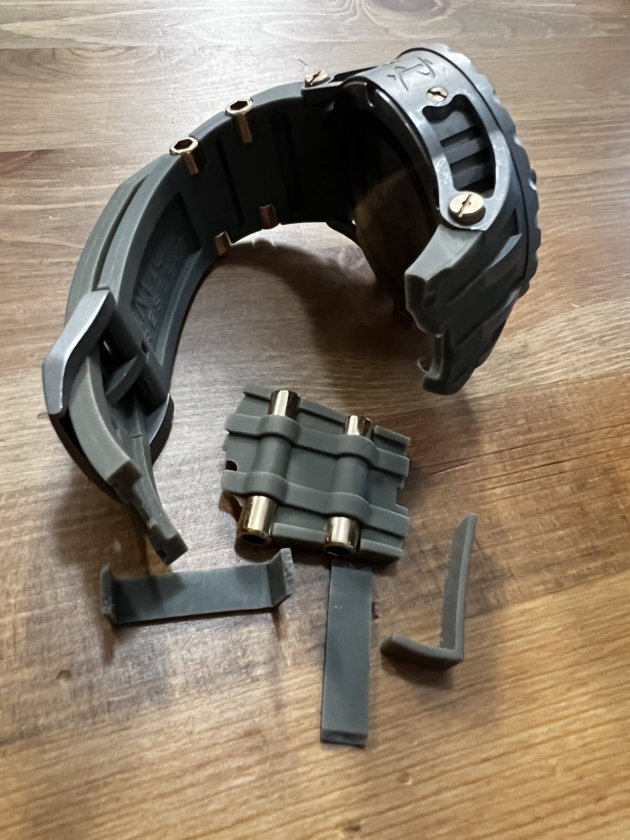 jasondavid1340's tweet photo. So disappointed in the quality of my @invictastores Invicta Reserve Subaqua. Been a fan for years, this happened inside the Invicta Storage case. @InvictaWatchUS do you stand behind your products?! #invictawatches #branding #poorquality #bebetter https://t.co/o59Z8cjJ3t