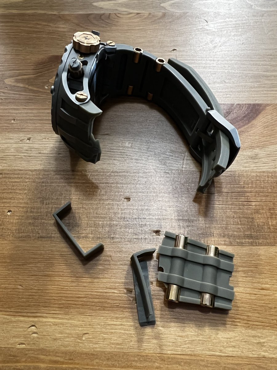 jasondavid1340's tweet photo. So disappointed in the quality of my @invictastores Invicta Reserve Subaqua. Been a fan for years, this happened inside the Invicta Storage case. @InvictaWatchUS do you stand behind your products?! #invictawatches #branding #poorquality #bebetter https://t.co/o59Z8cjJ3t