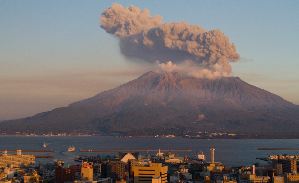 Alerta màxima al Japó per l'entrada en erupció del volcà Sakurajima 
bit.ly/3z4lx15