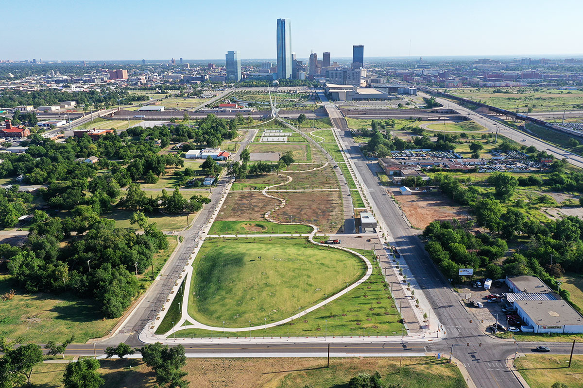 OKCTalk's tweet photo. The lower section of @ScissortailPark  has set a grand opening on September 23rd.

The wide promenade will lead pedestrians from downtown all the way to the Oklahoma River and its extensive trail network.

Will also include sports courts, pavilions and concessions. https://t.co/hFammlumbR