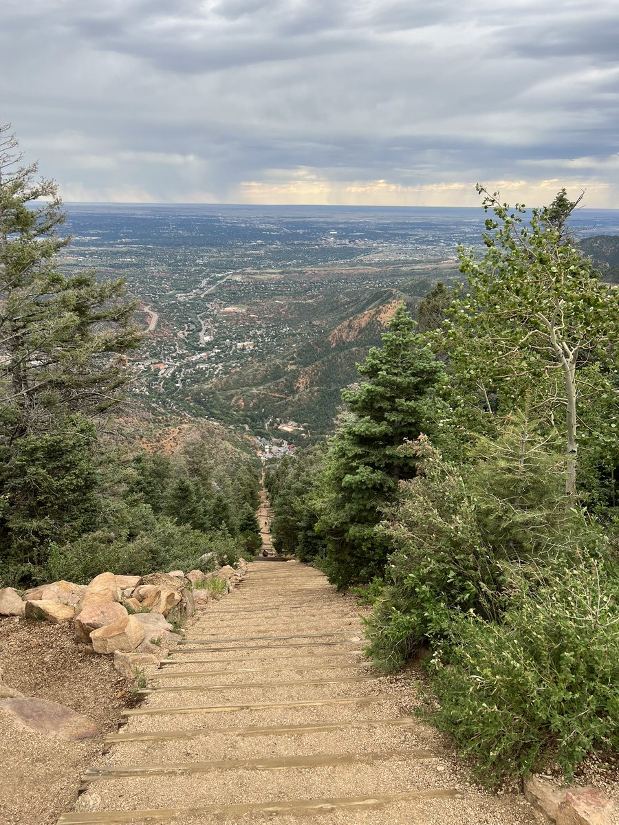 henryknee's tweet photo. Really enjoyed my 3 days in #Colorado @AOSSM_SportsMed 50th Annual Meeting - seeing old friends and meeting new #knee #ACL Managed some exercise too, climbing 2768 steps to the top of Manitou Incline #quadburn #killerview https://t.co/jWoW72HhO9