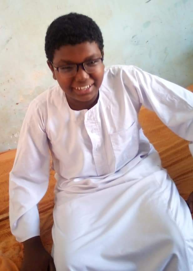 AlsadigSumel's tweet photo. دا احمد عصام عابدين قريب الي قلبي جدا درستو في بداية مراحلو الاولي اليوم افرح قلبي جدا بالحصول علي 270 درجة في شهادة الأساس و لكن للقصة امتداد في الماضي فهو ولد تلميذتي و طالبتي في المرحلة الثانوية ( نسرين خالد علي ) تلك البنت الأم الان التي اورثته ادبها و جمال روحها و وقتها و https://t.co/y4XdD3nXRM