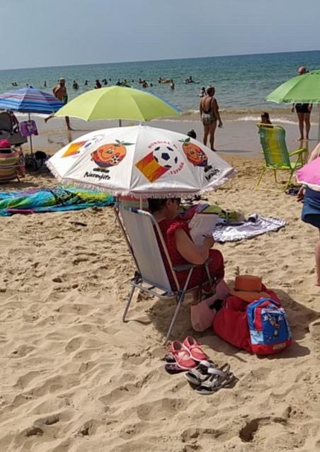 YofuiaEGB's tweet photo. Un fuerte aplauso a esta sombrilla vista hoy en la playa de la Barrosa, en Chiclana. https://t.co/y38z5pvckn