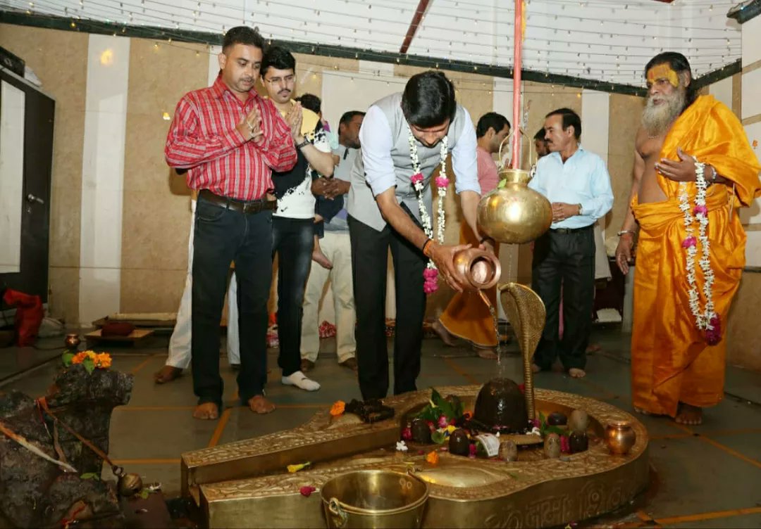 advpushyamitra's tweet photo. सर्व ब्राह्मण राष्ट्रीय महासंघ द्वारा आयोजित वरिष्ठजनों के  सम्मान एवं शपथ विधि समारोह में सम्मिलित हुआ। इस अवसर पर परम पूज्य महामंडलेश्वर श्री लक्ष्मणदास जी महाराज सहित ब्राह्मण समाज के गणमान्यजन उपस्थित रहे। https://t.co/3IBBwCfzl2