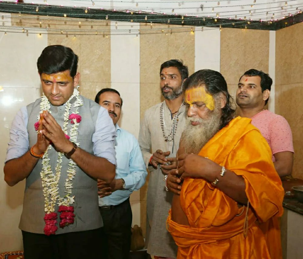 advpushyamitra's tweet photo. सर्व ब्राह्मण राष्ट्रीय महासंघ द्वारा आयोजित वरिष्ठजनों के  सम्मान एवं शपथ विधि समारोह में सम्मिलित हुआ। इस अवसर पर परम पूज्य महामंडलेश्वर श्री लक्ष्मणदास जी महाराज सहित ब्राह्मण समाज के गणमान्यजन उपस्थित रहे। https://t.co/3IBBwCfzl2