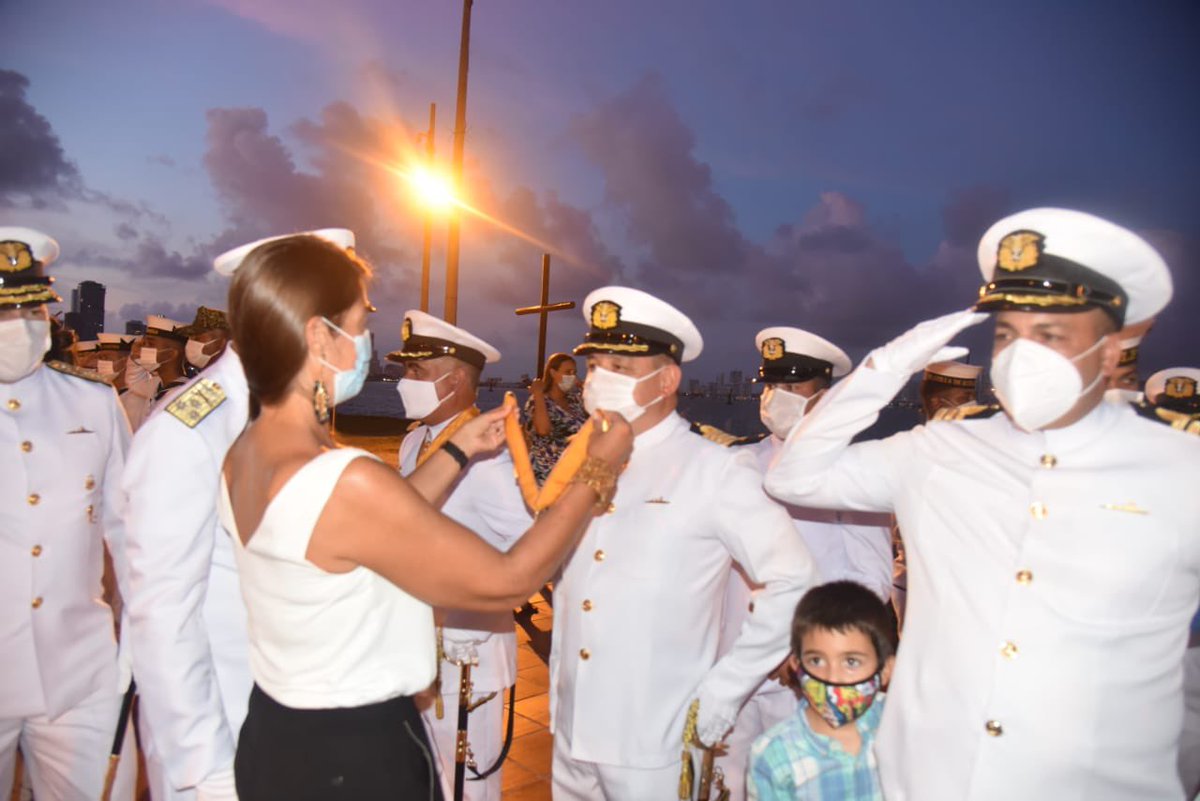 Yaya_blondie's tweet photo. Feliz día de la @ArmadaColombia 🇨🇴
Feliz de hacer parte de esta hermosa familia naval💛💙❤️
#ProaAlBicentenarioNaval #corazonazulado #orgullosaesposanaval https://t.co/PG4bfW8Oy1