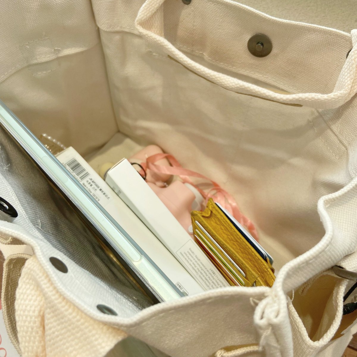 กระเป๋าเหมาะกับวัยเรียน-ทำงาน ต้องใบนี้! เป็นผ้าแคนวาส มีหลายช่อง จัดระเบียบ ใส่ของได้จุกๆ ใส่ไอแพด โน๊ตบุ๊ค หนังสือ เอกสารก็ได้ มีหูหิ้วไว้ถือ+สายยาวให้สะพายข้างครบ นี่ชอบตรงใส่ของได้จบในใบเดียว ทั้งขวดน้ำ ร่ม พาวเวอร์แบงค์ใดๆ ราคาน่ารัก แบงค์แดง 2 ใบมีทอน ใช้คุ้มมากกก 10/10