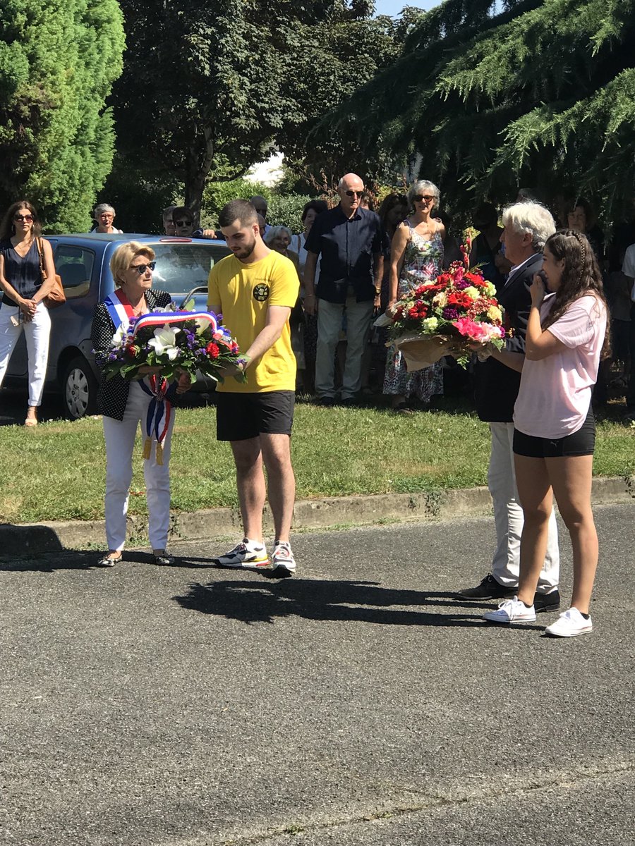 josypoueyto's tweet image. Ce matin au monument aux morts #Uzos avec le maire Jean Othax et le dynamique comité des fêtes pour rendre un hommage aux jeunes Uzossiens morts pour la France. Minute de silence et marseillaise reprise à l’unisson avec les élus et nombreux habitants présents 🇫🇷