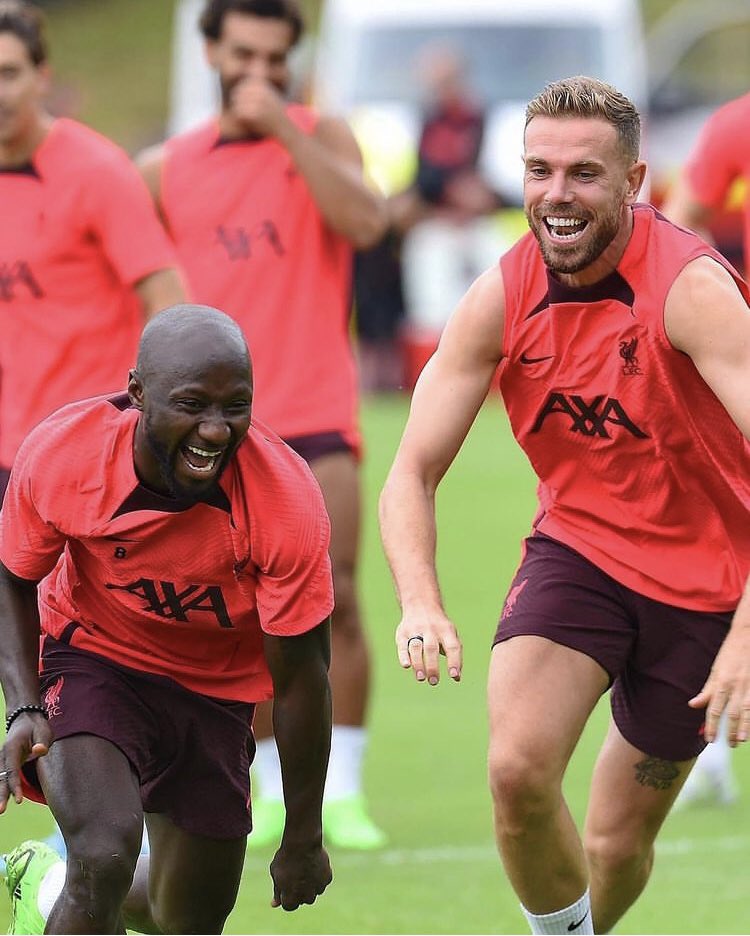 Cherifsow3's tweet photo. Très belle image de 𝗡𝗮𝗯𝘆 𝗞𝗲𝗶𝘁𝗮 🇬🇳 et son capitaine 𝗝𝗼𝗿𝗱𝗮𝗻 𝗛𝗲𝗻𝗱𝗲𝗿𝘀𝗼𝗻 🏴 à l’entraînement des Reds hier. @MedSesay25 @TanouDiallo18 @JeuneElhadj https://t.co/AypdUFYsJa