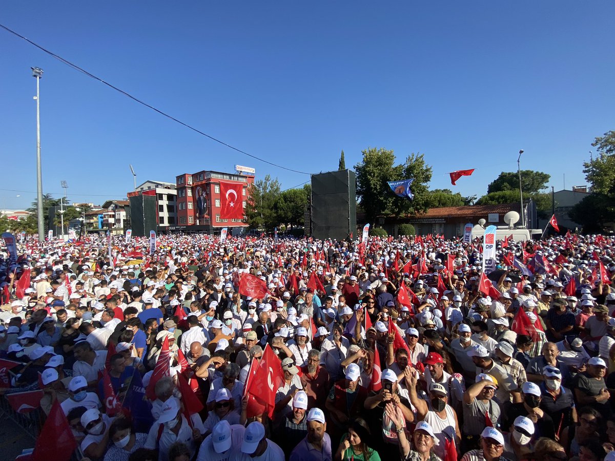 CHP’nin Balıkesir’de gerçekleştirdiği Milletin Sesi Mitingi’ndeyiz. 
Kuvayi Milliye Meydanı tıklım tıklım.