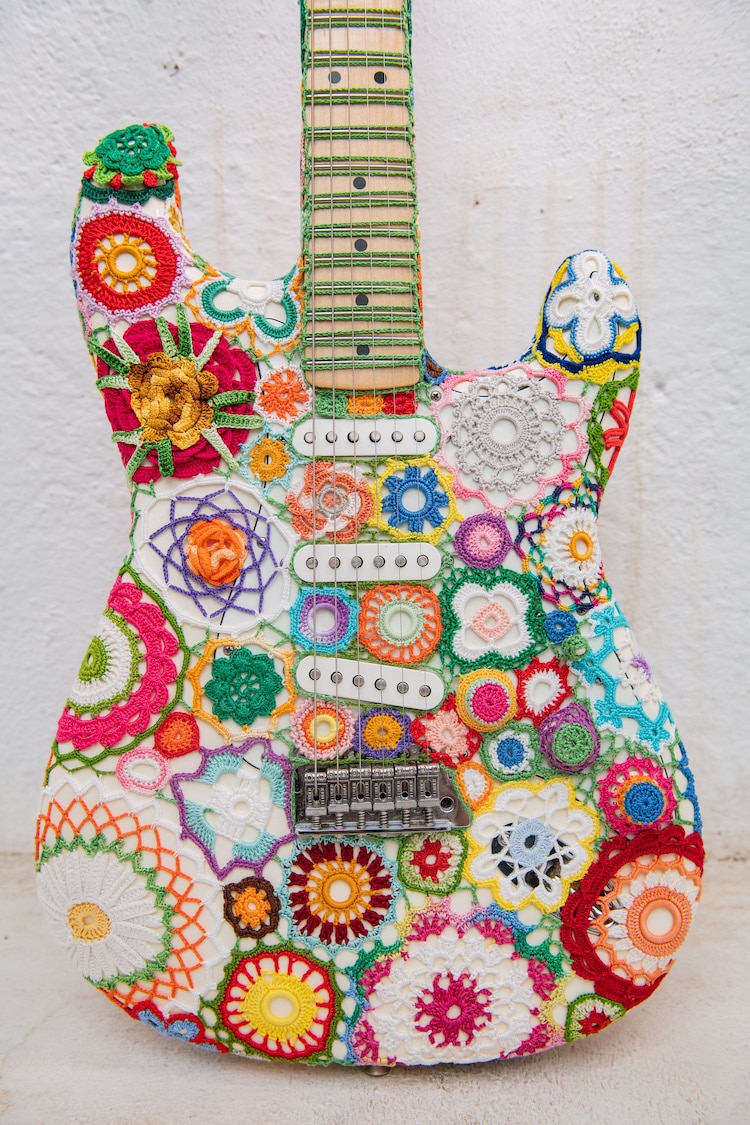 womensart1's tweet photo. Portuguese installation artist Joana Vasconcelos wrapped a Fender Stratocaster electric guitar in a cotton crochet pattern #WomensArt https://t.co/OO3rQbiqN2