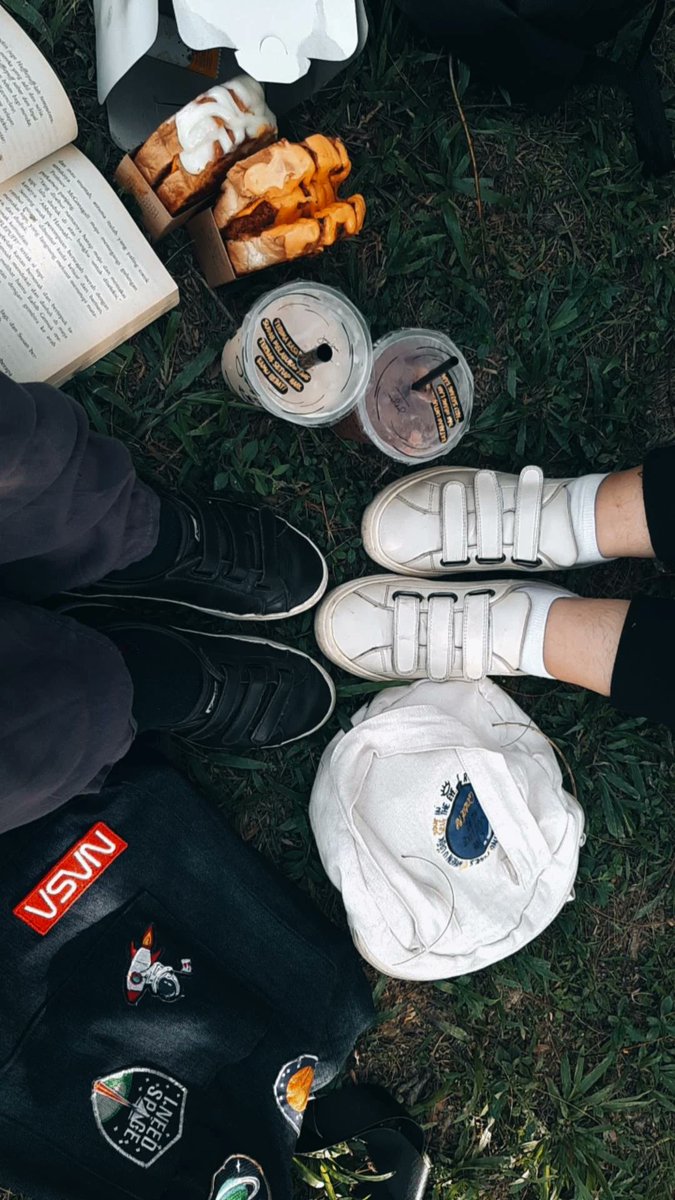 erinaimale's tweet photo. Hari ini ke ME super dadakan, soalny emng susah bgt nyocokin jadwal. Niat traktir utin krn udh lulus di univ x, eh mlah ak ikutan di ksh gift bebek plus pkt kanvas. 
Si pling painting kl kata utin mah wkwk @Justicesaurus dan akhirny kita tau klo kita emng gk pnya bakat ngelukis😭 https://t.co/UvcAeNpfQR