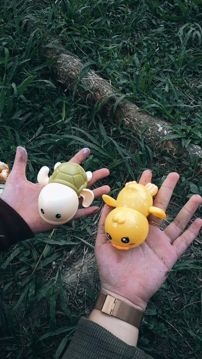 erinaimale's tweet photo. Hari ini ke ME super dadakan, soalny emng susah bgt nyocokin jadwal. Niat traktir utin krn udh lulus di univ x, eh mlah ak ikutan di ksh gift bebek plus pkt kanvas. 
Si pling painting kl kata utin mah wkwk @Justicesaurus dan akhirny kita tau klo kita emng gk pnya bakat ngelukis😭 https://t.co/UvcAeNpfQR