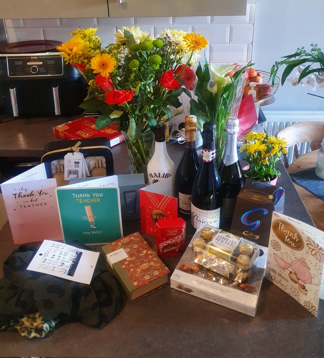 MsTeach75584326's tweet photo. Finally opened all my gifts from my students and staff! 🤎💐🎁#endoftermgifts #turnoffalarm #grateful #teachersoftwitter https://t.co/g95BIpXKXW