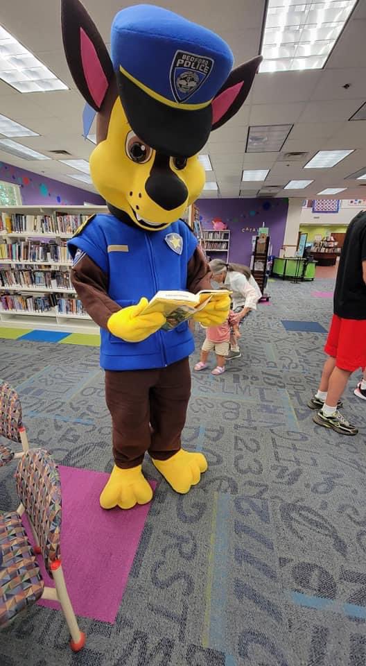 BVAPoliceDept's tweet photo. PeeDee was on the loose Saturday! He spent some time with the kids at the Bedford Library's Back To Scool Bash. 

Man was he hot. He said make sure to keep his pet friends inside where it's cool. #PeeDeestocooltobethishot https://t.co/TXKFvroByl