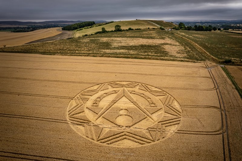 Figura apareció de la noche a la mañana 24 Julio en Etchilhampron UK, simbología de geometría sagrada. Estos mensajes en los cultivos son para todos, cada quien tenga su reflexión y sus conclusiones. @Fercorreaastro @NatGeoItalia @NatGeoTV