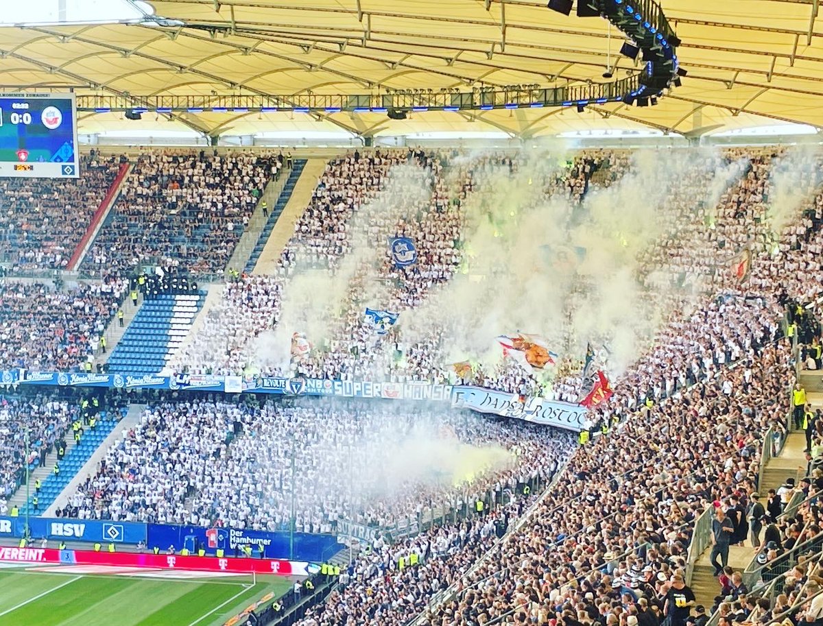 92Alfalfabi's tweet photo. #hsv #HansaRostock #cfhh @Jojo22c UNS UWE 🖤🤍💙 https://t.co/XieXQ7HXQN