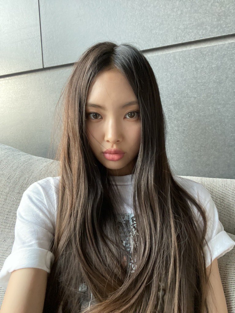picshyein's tweet photo. hyein phoning app photos 220725 #newjeans https://t.co/9etMHYELsl