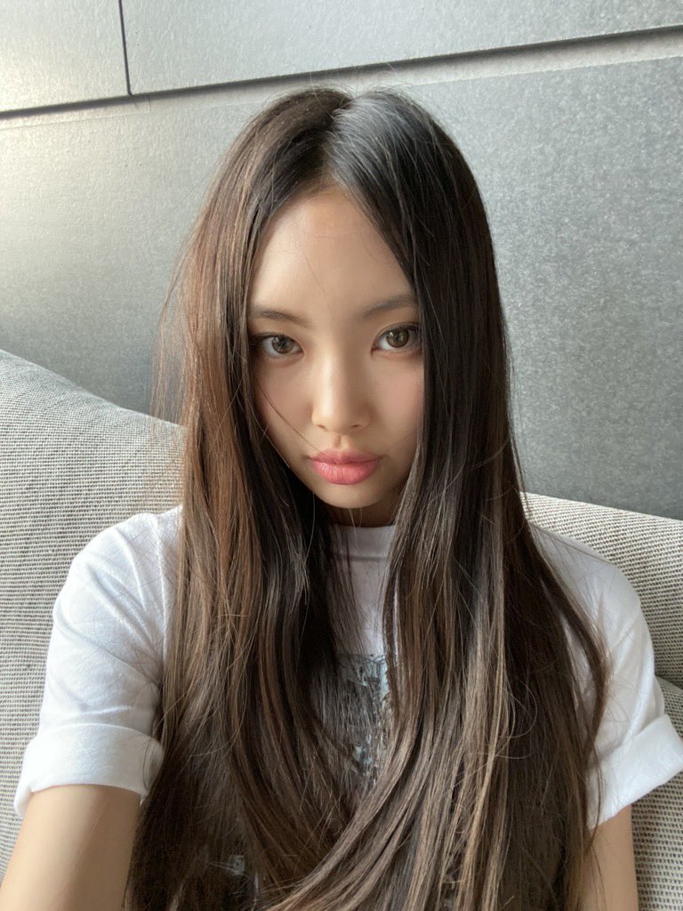 picshyein's tweet photo. hyein phoning app photos 220725 #newjeans https://t.co/9etMHYELsl