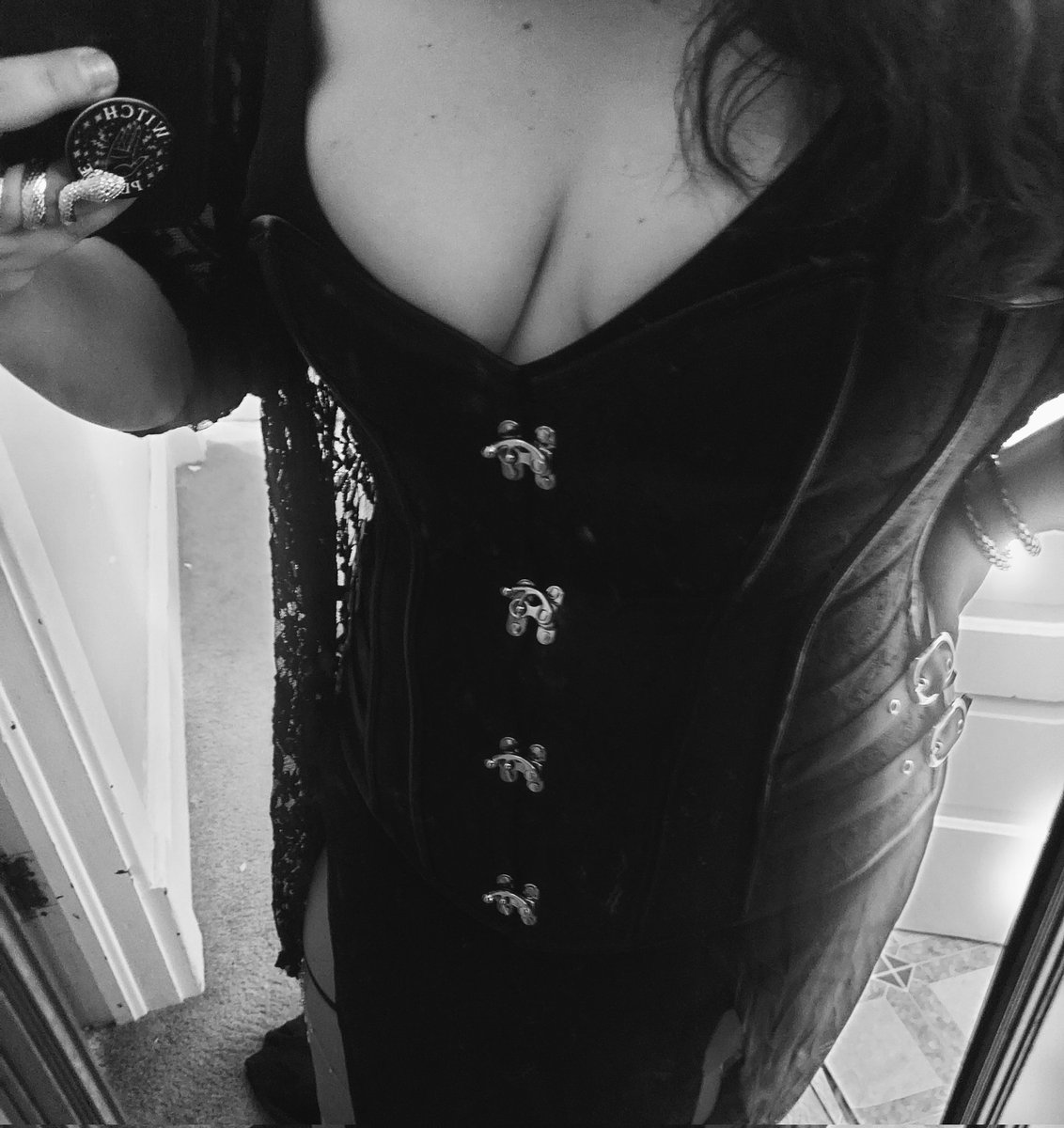 MidEvilQueen tweet media