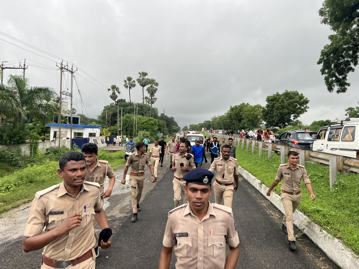 SiyaShihab's tweet photo. Thank You For @GujaratPolice 🥰
•
#gujaratpolice #thankyou #shihabchottur #keralatomakkajourneybywalk https://t.co/b6FQkYLWb9